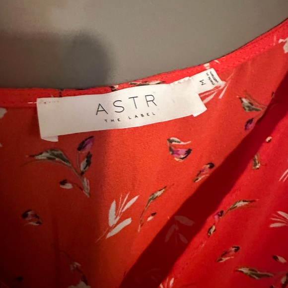 ASTR red floral blouse size medium revolve brand - Picture 2 of 2